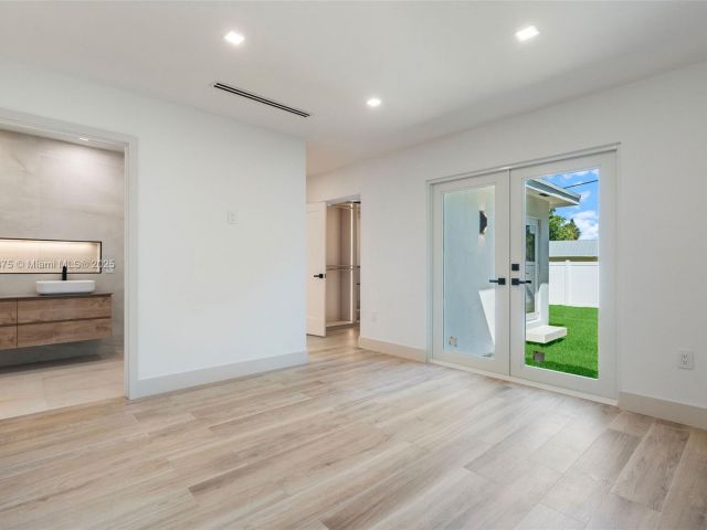 Home for sale at 1917 N Swinton Ave - photo 5878647