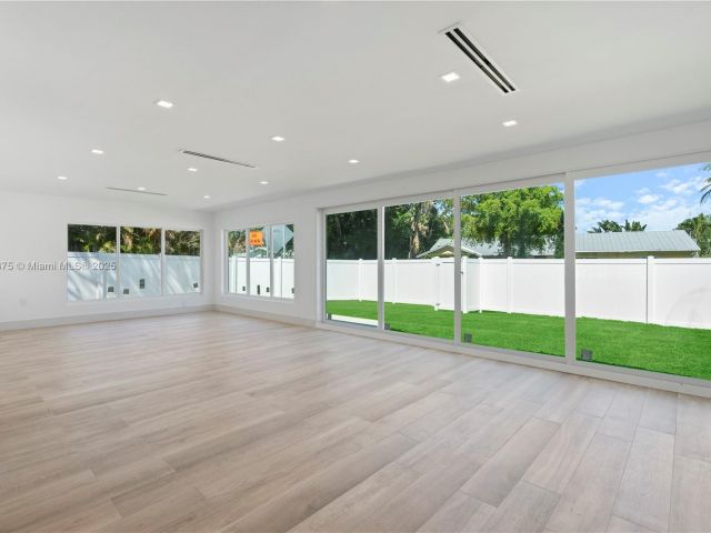 Home for sale at 1917 N Swinton Ave - photo 5878649