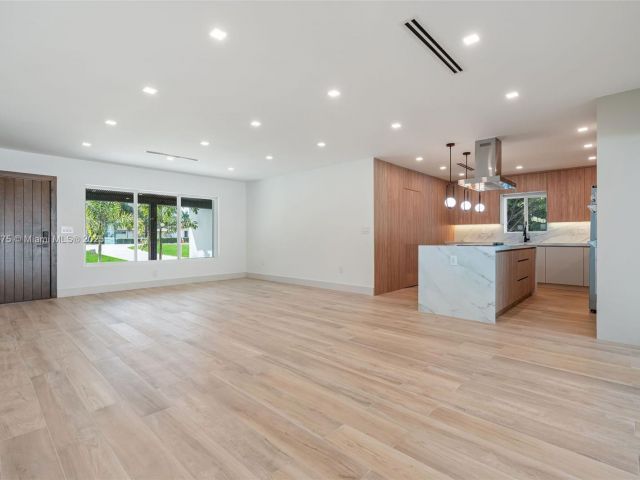 Home for sale at 1917 N Swinton Ave - photo 5878650