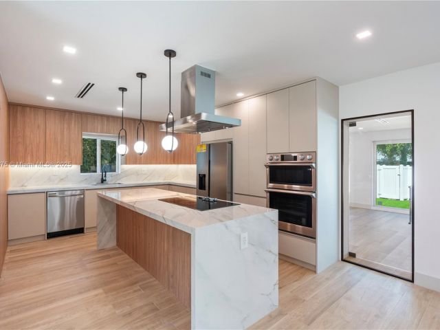 Home for sale at 1917 N Swinton Ave - photo 5878652