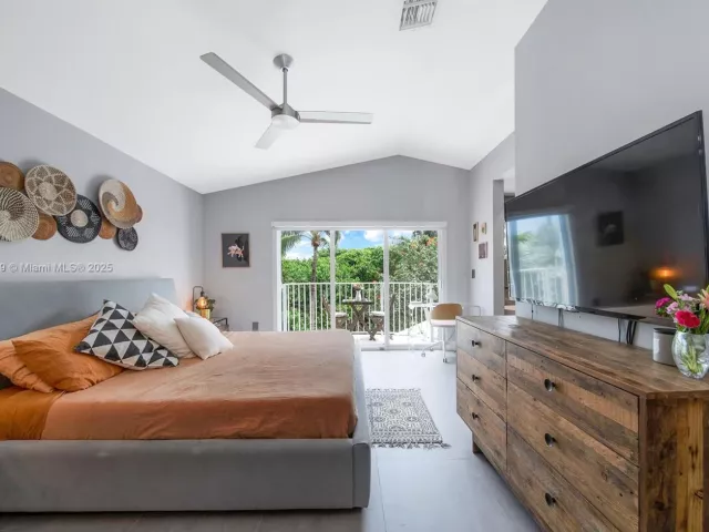 3-bedroom home for sale in Hollywood - 381 Franklin St - MondialRealty