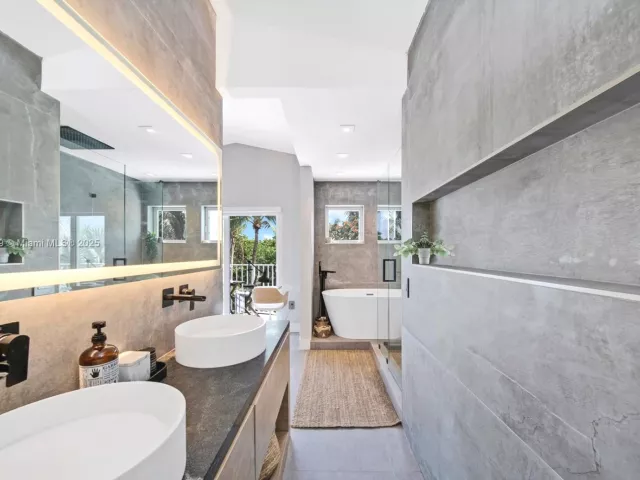 3-bedroom home for sale in Hollywood - 381 Franklin St - MondialRealty