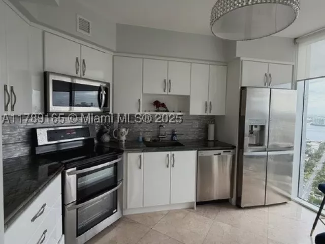 2-bedroom condo for rent in Sunny Isles Beach - 18911 Collins Ave 2804 - MondialRealty