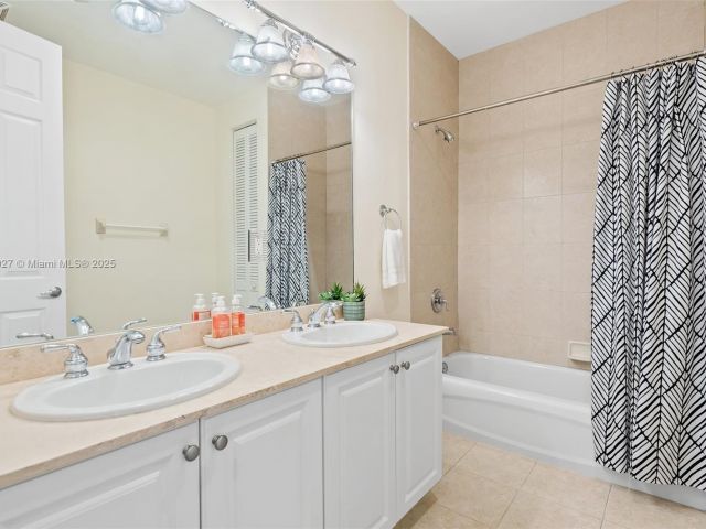 Home for sale at 419 SW 5th St 419 - photo 5891408