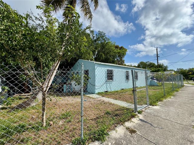 Home for sale at 6400 NW 1st Pl - photo 6002538