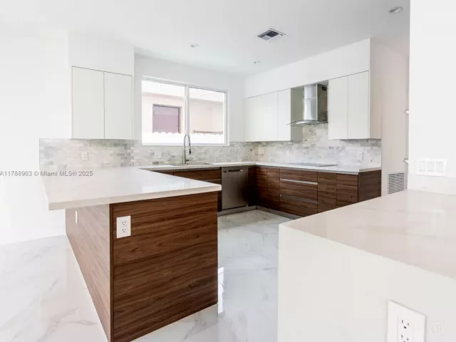 4-bedroom home for sale in Miami - 910 SW 24th Rd - MondialRealty