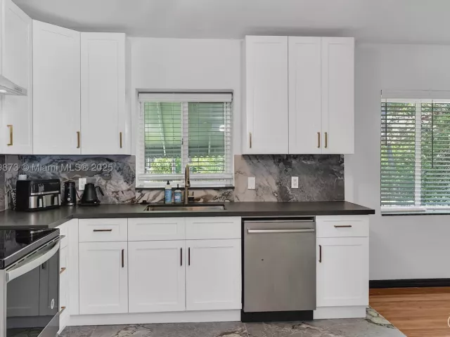 3-bedroom home for rent in Biscayne Park - 660 NE 121st St 660 - MondialRealty