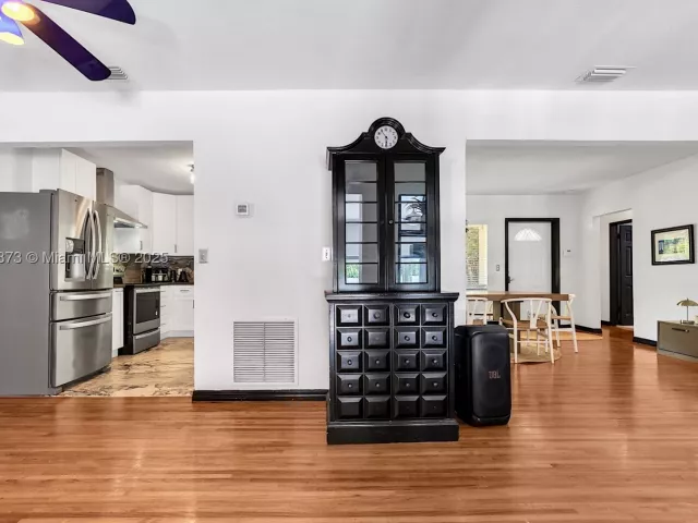 3-bedroom home for rent in Biscayne Park - 660 NE 121st St 660 - MondialRealty