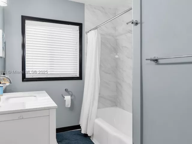3-bedroom home for rent in Biscayne Park - 660 NE 121st St 660 - MondialRealty