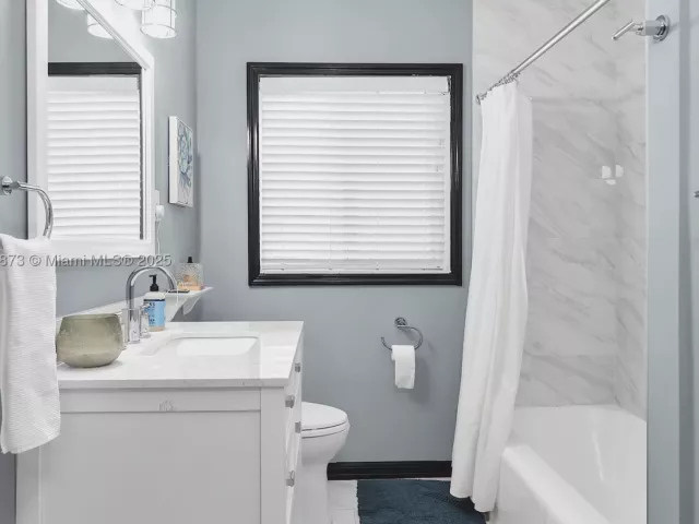 3-bedroom home for rent in Biscayne Park - 660 NE 121st St 660 - MondialRealty
