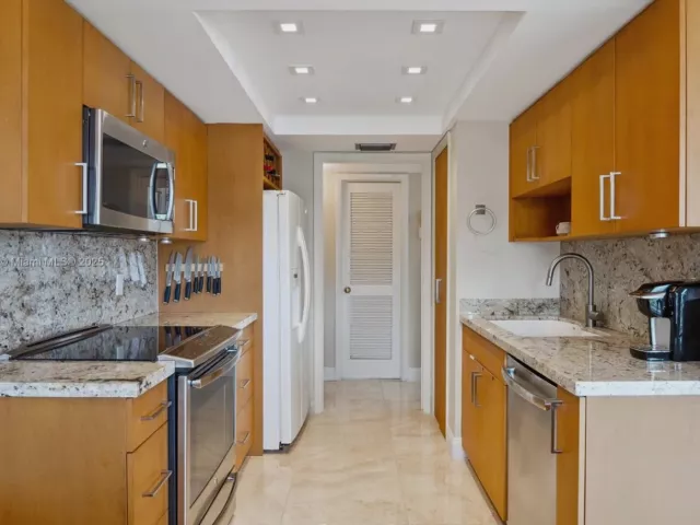 2-bedroom condo for sale in Hallandale Beach - 300 Three Islands Blvd 601 - MondialRealty