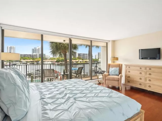 2-bedroom condo for sale in Hallandale Beach - 300 Three Islands Blvd 601 - MondialRealty