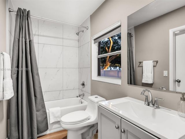 Home for sale at 1100 NW 7th Ave - photo 5892447