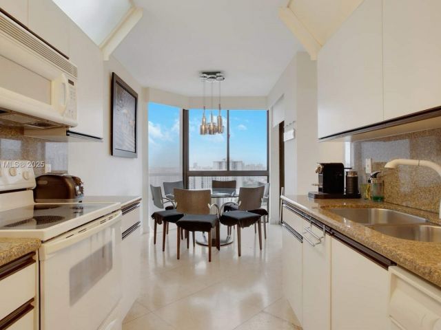 Apartment for rent  Unit #2409 - photo 5923020