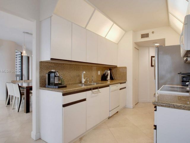 Apartment for rent  Unit #2409 - photo 5923021