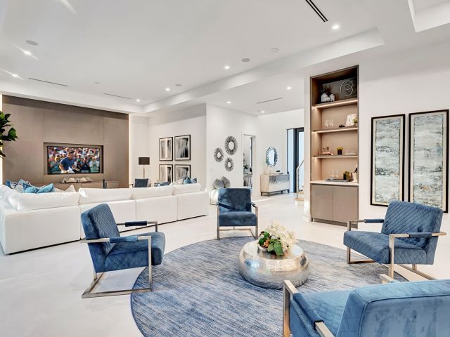 Home for sale at 1133 NE 3rd Avenue - photo 5942367