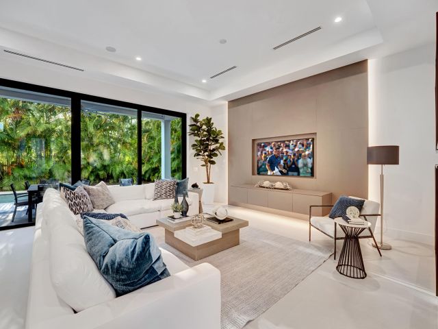 Home for sale at 1133 NE 3rd Avenue - photo 5942373