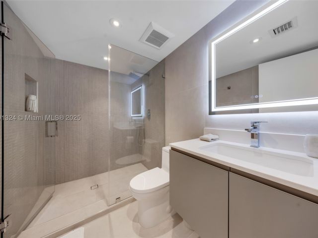 3-bedroom condo for sale in Bal Harbour - 9801 Collins Ave 17R - MondialRealty