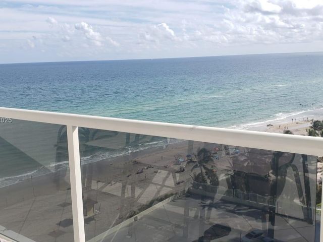 2-bedroom condo for rent in Hollywood - 3725 S Ocean Dr 1208 - MondialRealty