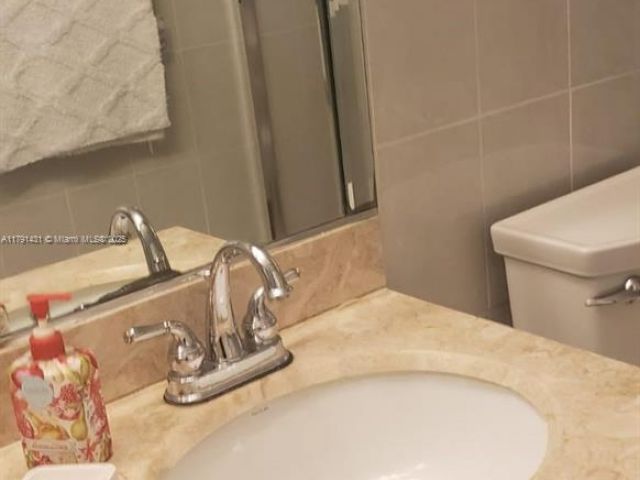 2-bedroom condo for rent in Hollywood - 3725 S Ocean Dr 1208 - MondialRealty