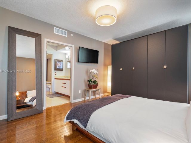 Apartment for rent  Unit #810 - photo 5910340