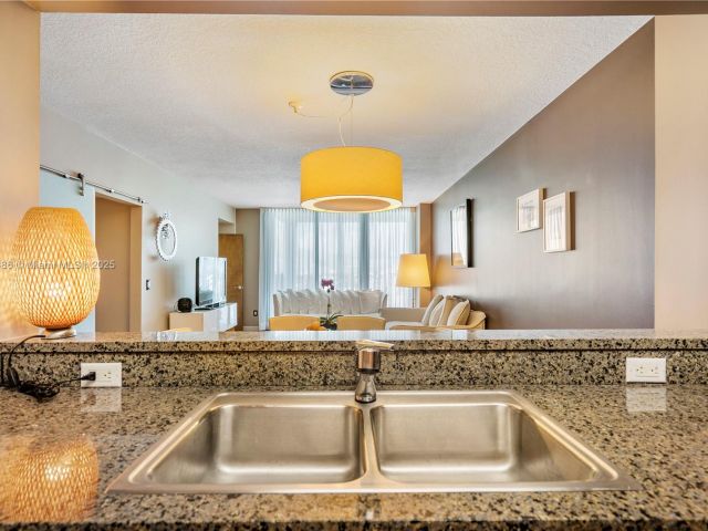 Apartment for rent  Unit #810 - photo 5910343