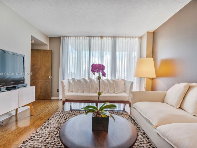 Apartment for rent  Unit #810 - photo 5910345