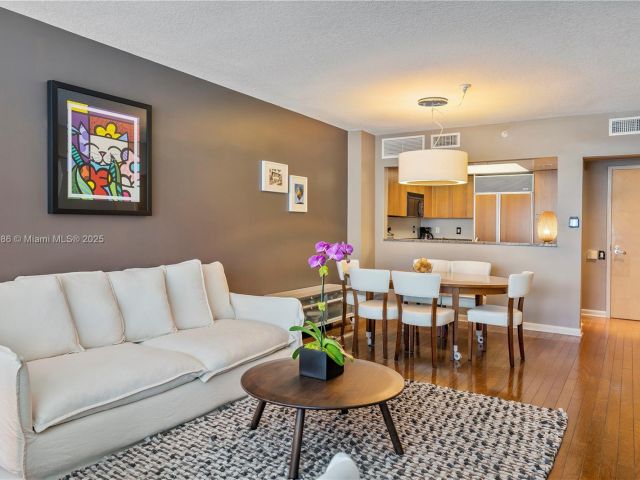 Apartment for rent  Unit #810 - photo 5910346