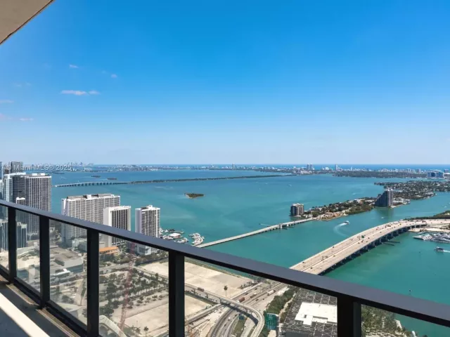 5-bedroom condo for sale in Miami - 1000 Biscayne Blvd 5801 - MondialRealty