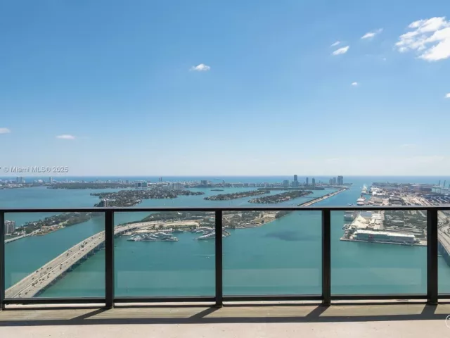5-bedroom condo for sale in Miami - 1000 Biscayne Blvd 5801 - MondialRealty
