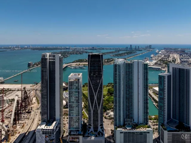 5-bedroom condo for sale in Miami - 1000 Biscayne Blvd 5801 - MondialRealty