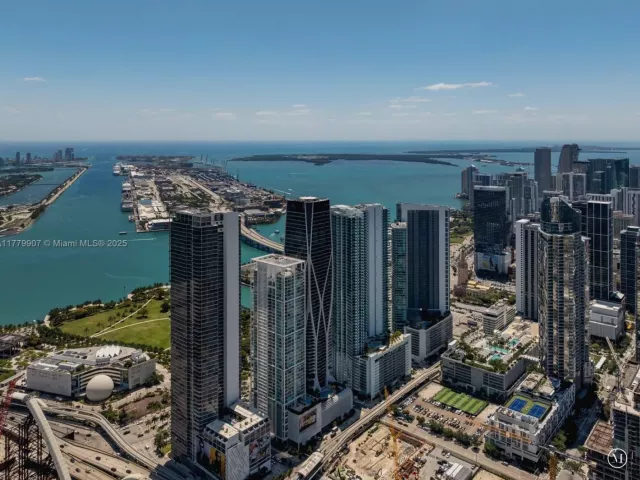 5-bedroom condo for sale in Miami - 1000 Biscayne Blvd 5801 - MondialRealty