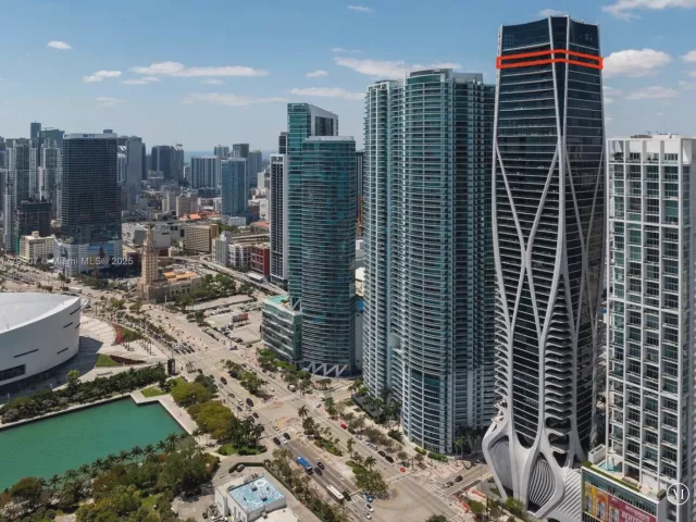 5-bedroom condo for sale in Miami - 1000 Biscayne Blvd 5801 - MondialRealty
