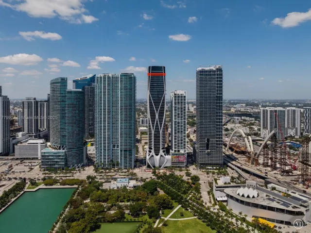 5-bedroom condo for sale in Miami - 1000 Biscayne Blvd 5801 - MondialRealty