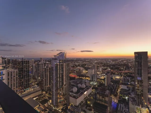 5-bedroom condo for sale in Miami - 1000 Biscayne Blvd 5801 - MondialRealty