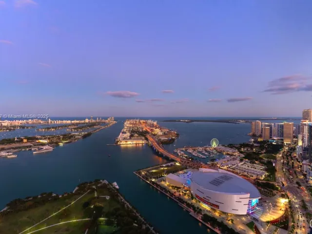 5-bedroom condo for sale in Miami - 1000 Biscayne Blvd 5801 - MondialRealty