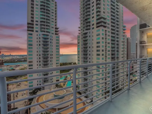 2-bedroom condo for sale in Miami - 234 NE 3rd St 2202 - MondialRealty