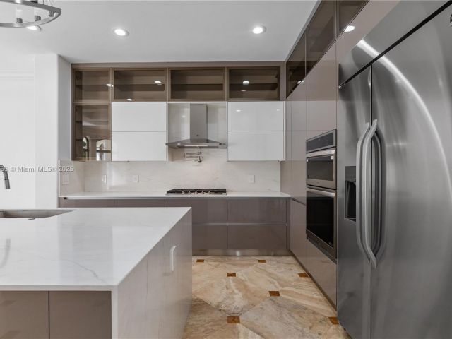 Home for sale at 260 NE Wavecrest Ct - photo 5910987