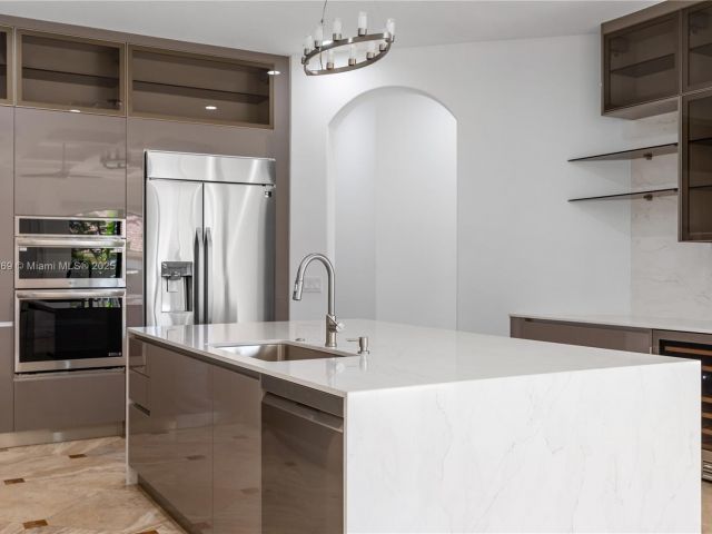 Home for sale at 260 NE Wavecrest Ct - photo 5910989