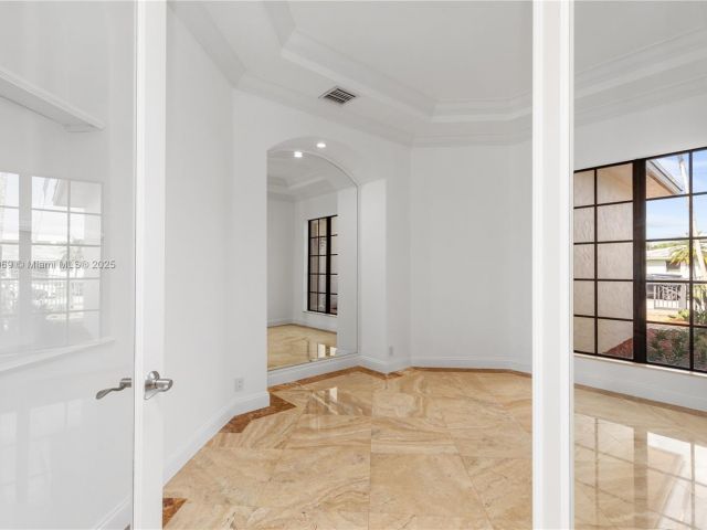 Home for sale at 260 NE Wavecrest Ct - photo 5910995