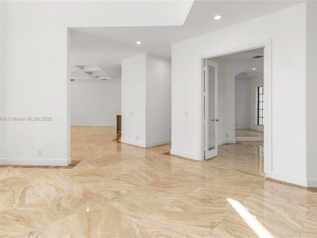 Home for sale at 260 NE Wavecrest Ct - photo 5910999