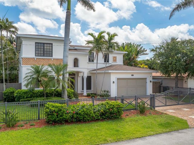 Home for sale at 260 NE Wavecrest Ct - photo 5911005