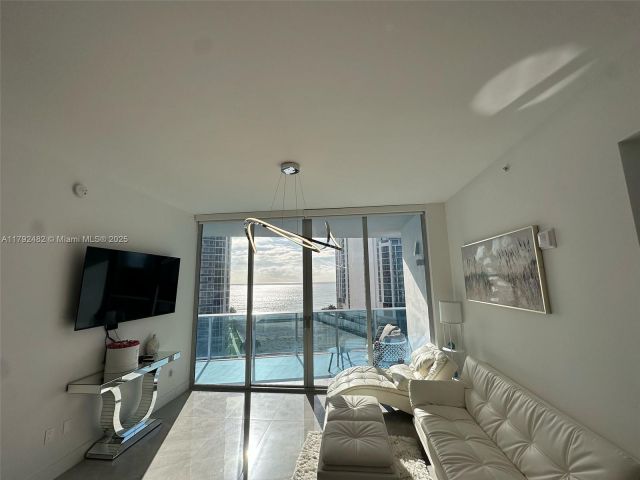 Apartment for rent  Unit #902 - photo 5910761