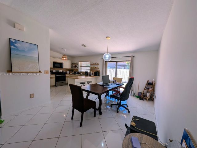 2-bedroom home for sale in Cooper City - 11212 SW 58th Cir - MondialRealty