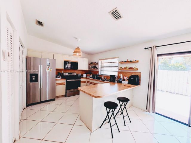 2-bedroom home for sale in Cooper City - 11212 SW 58th Cir - MondialRealty