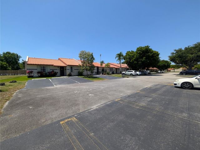 2-bedroom home for sale in Cooper City - 11212 SW 58th Cir - MondialRealty