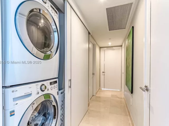 3-bedroom condo for sale in Miami - 495 Brickell Ave 2801 - MondialRealty