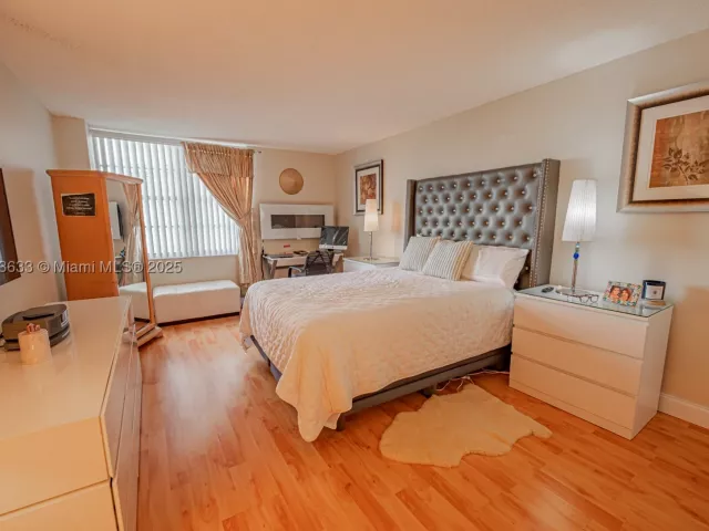 2-bedroom condo for sale in Sunny Isles Beach - 301 174th St 401 - MondialRealty