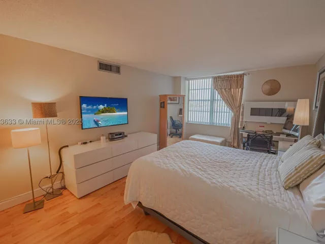2-bedroom condo for sale in Sunny Isles Beach - 301 174th St 401 - MondialRealty