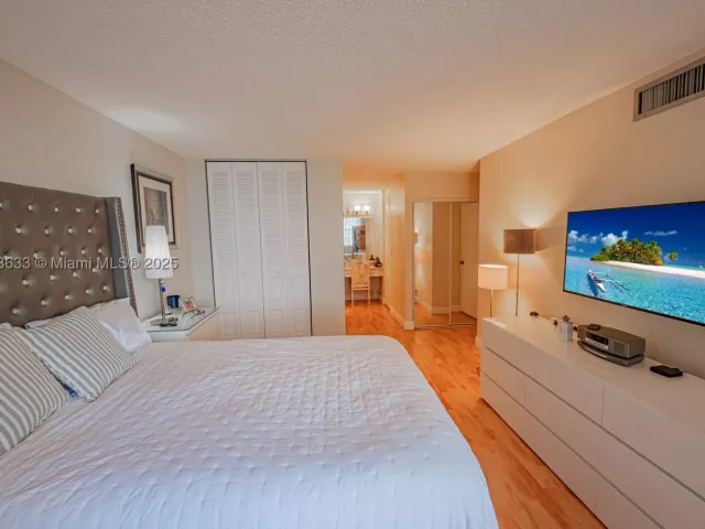 2-bedroom condo for sale in Sunny Isles Beach - 301 174th St 401 - MondialRealty